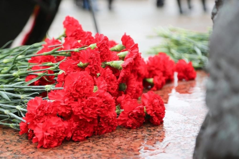 Возложение цветов к памятнику "Воину -освободителю".